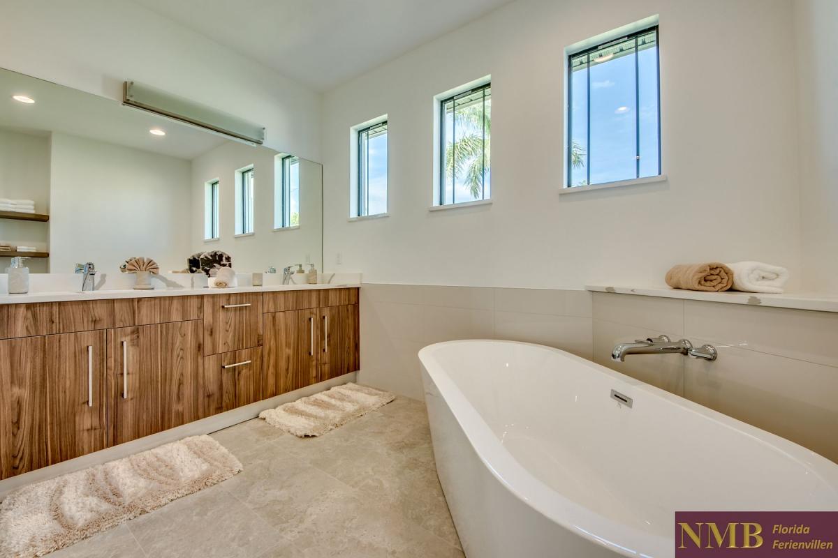 Pelican Bay_31-Master Bathroom